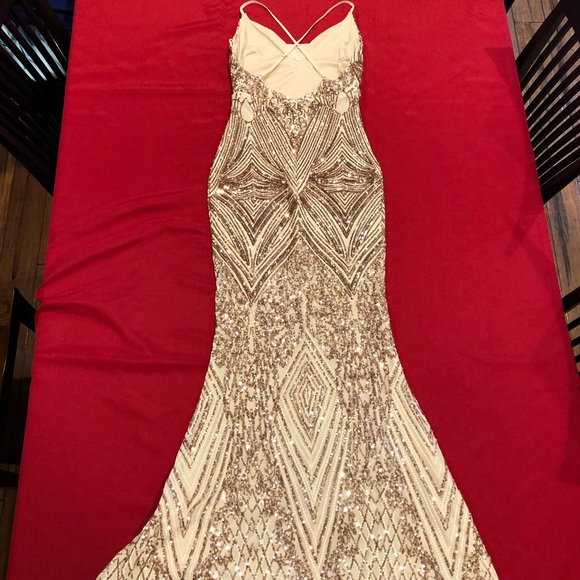 Dresses & Skirts - Beautiful gold prom dress